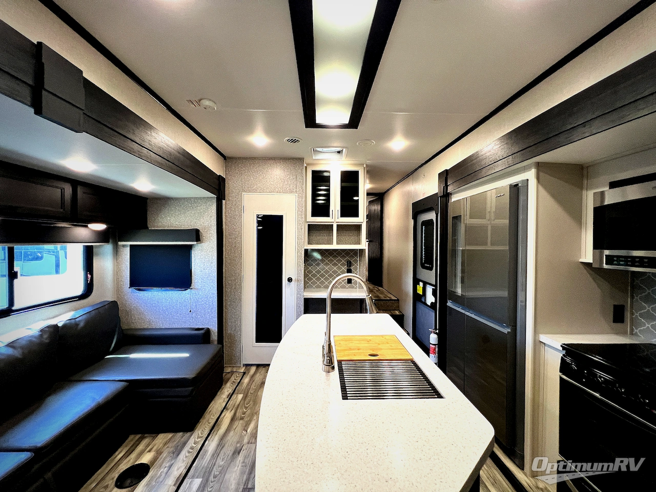 2022 Highland Ridge Roamer RF364BHS Photo 5