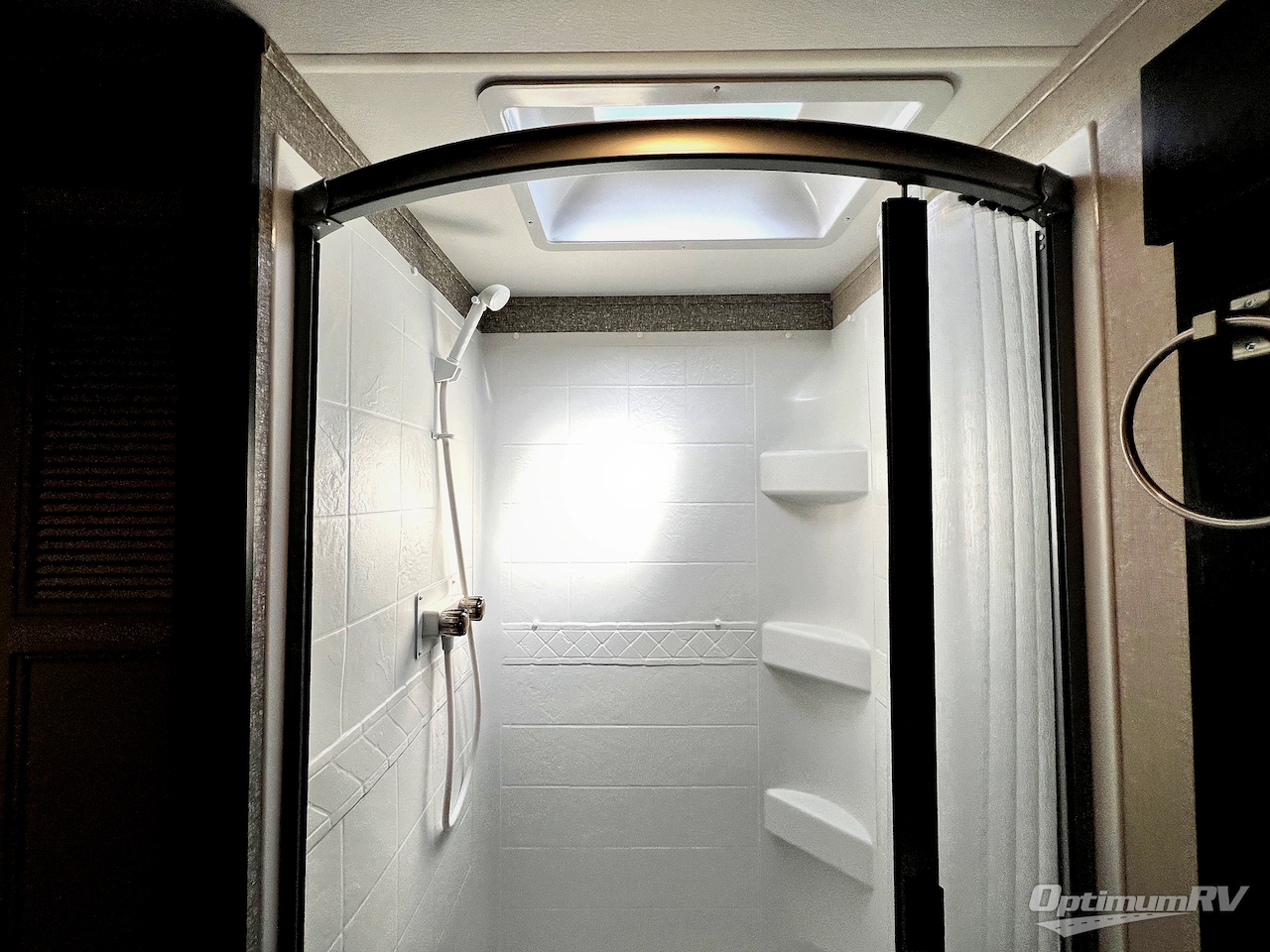 2022 Highland Ridge Roamer RF364BHS Photo 25