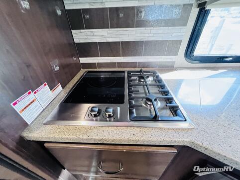 2019 Thor Chateau 31Y RV Photo 3