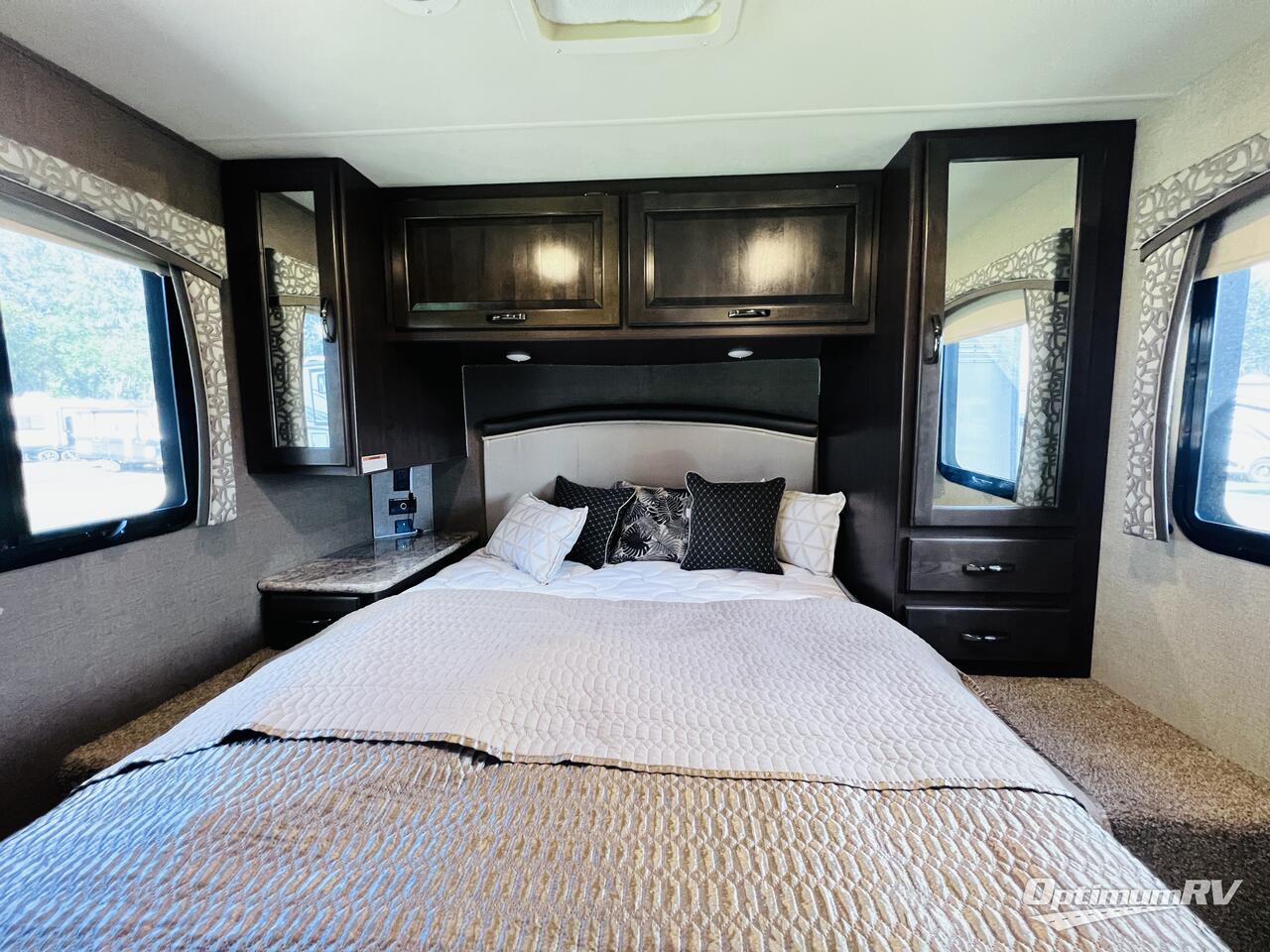 2019 Thor Chateau 31Y Photo 16