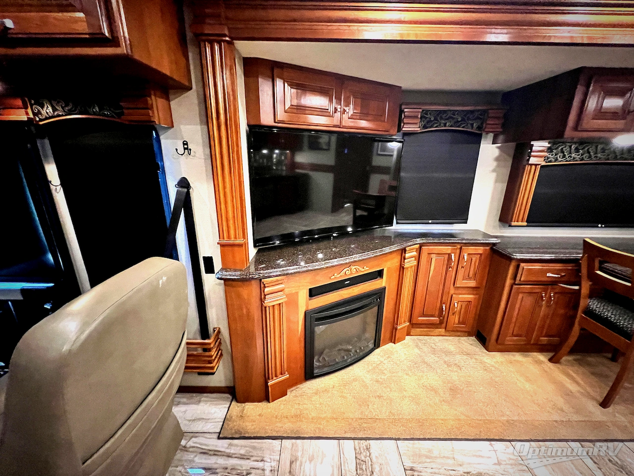 2017 Fleetwood Discovery 37R Photo 11
