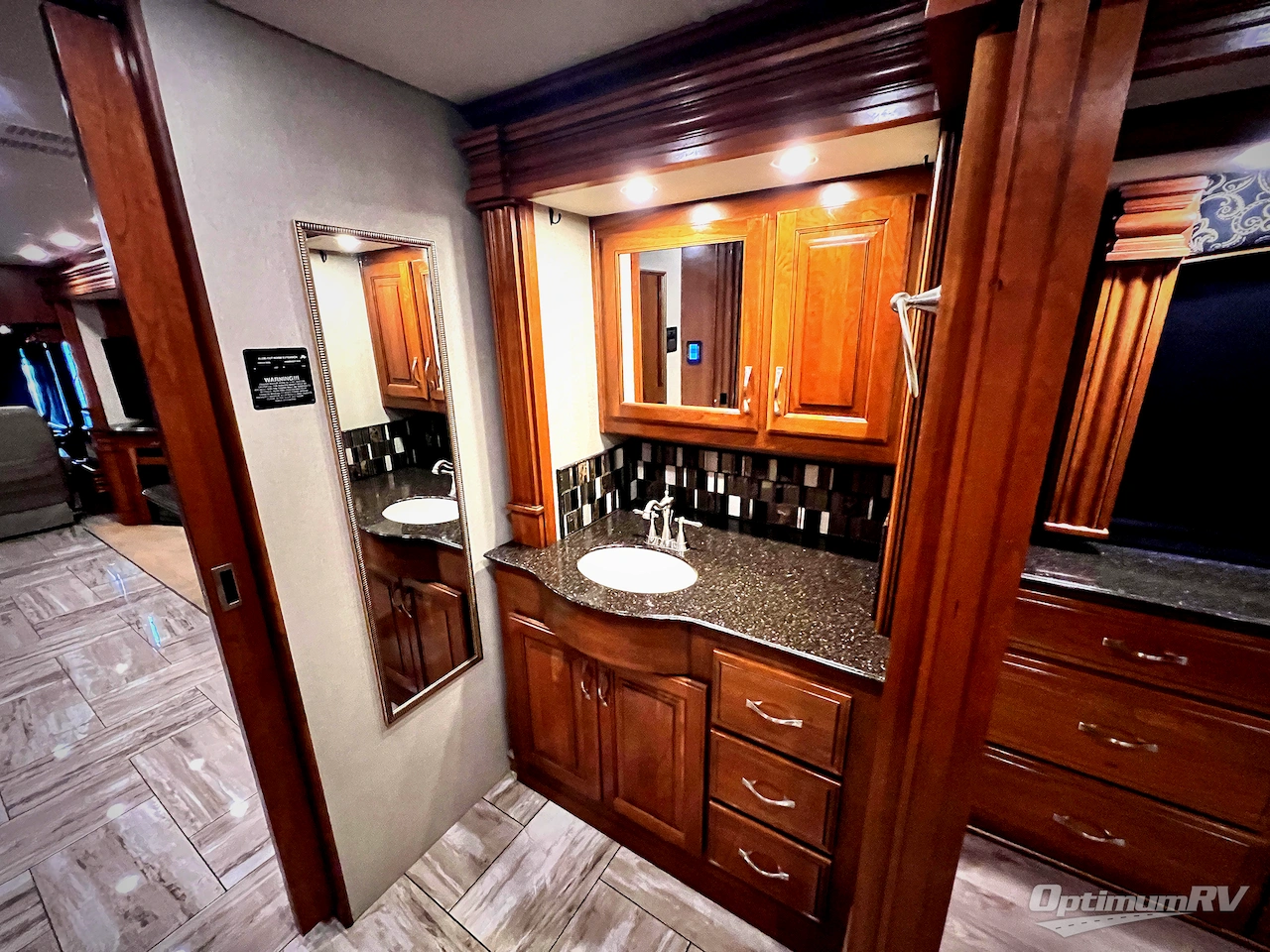 2017 Fleetwood Discovery 37R Photo 18