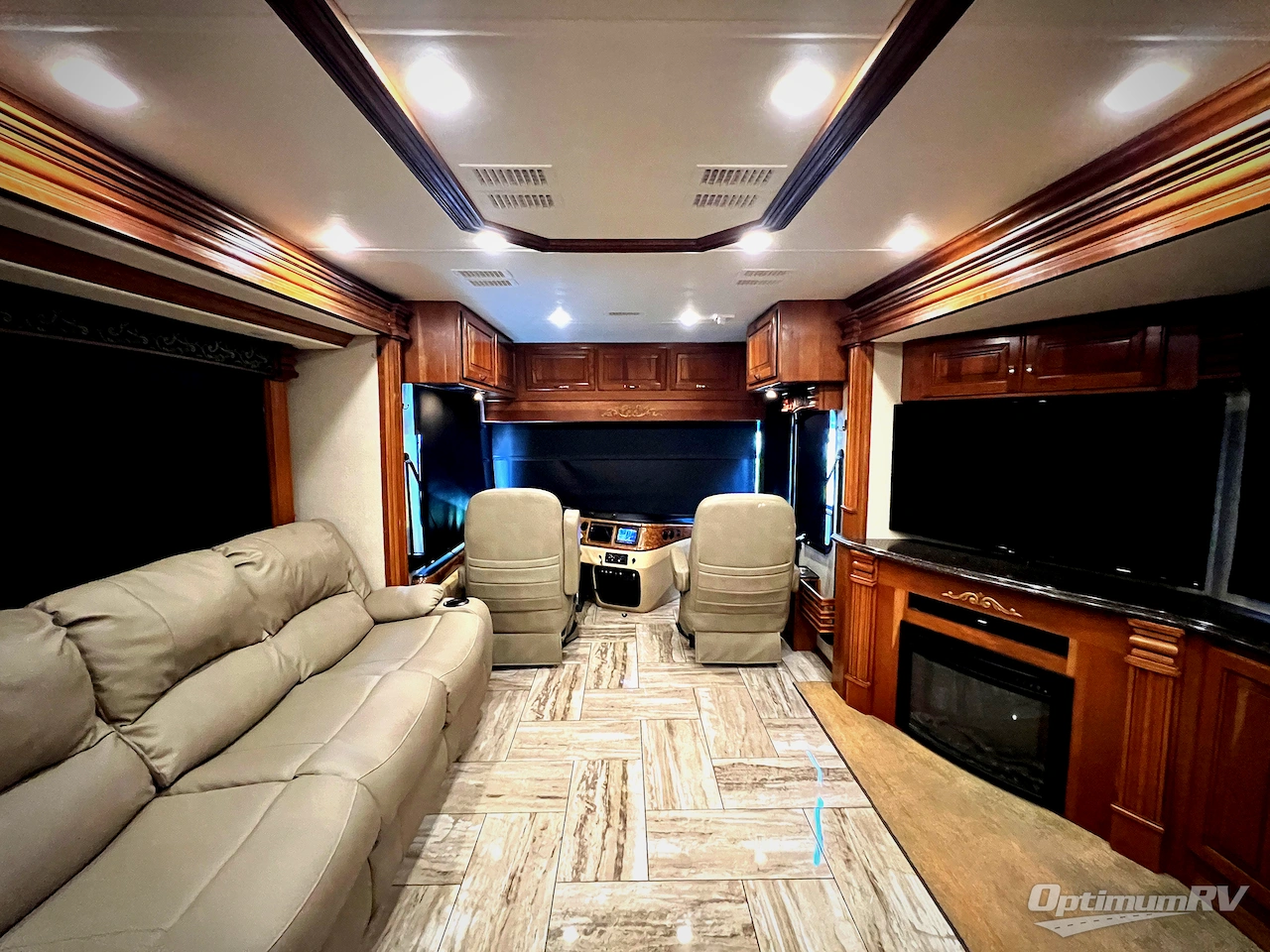 2017 Fleetwood Discovery 37R Photo 5