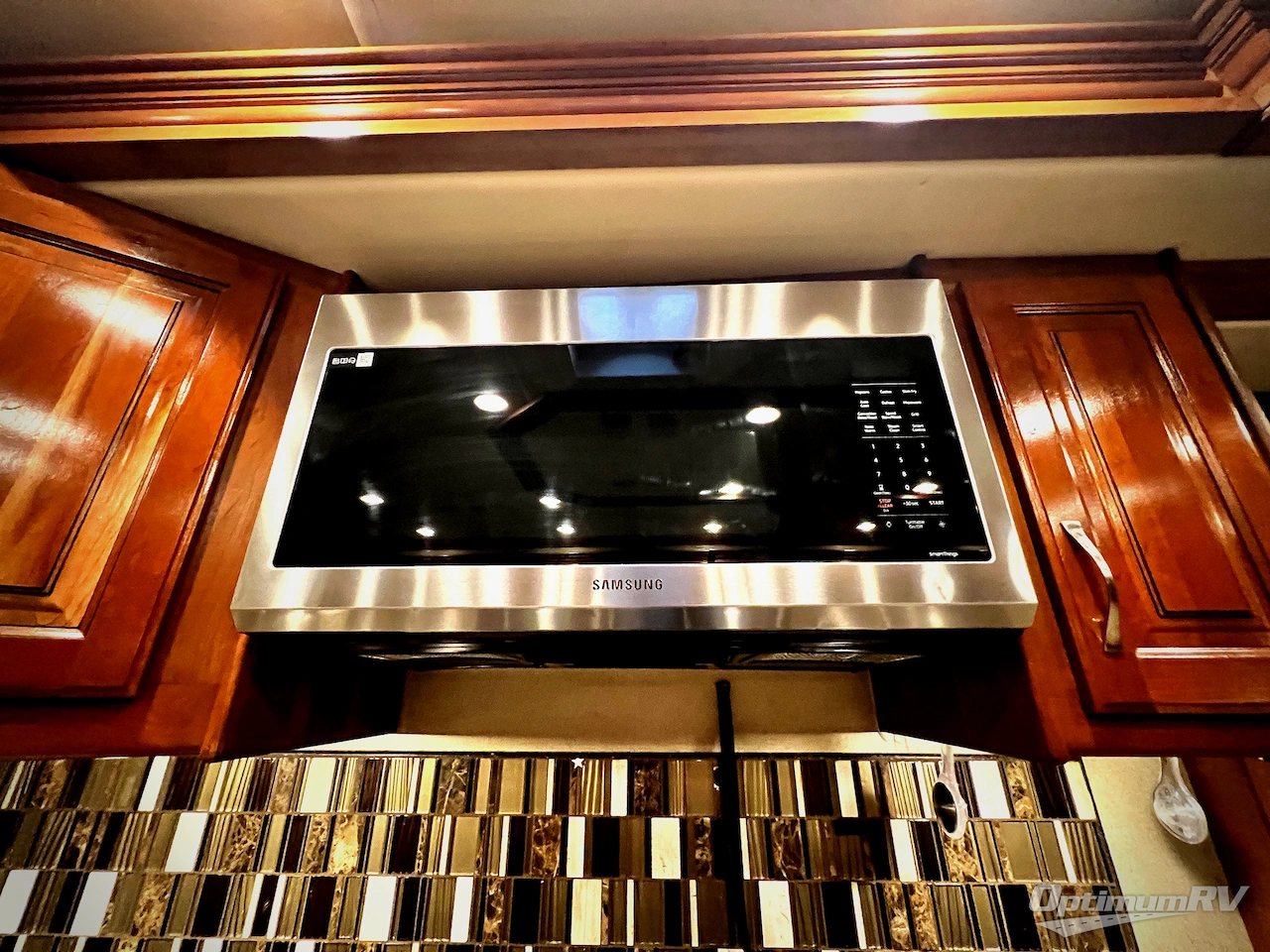 2017 Fleetwood Discovery 37R Photo 15