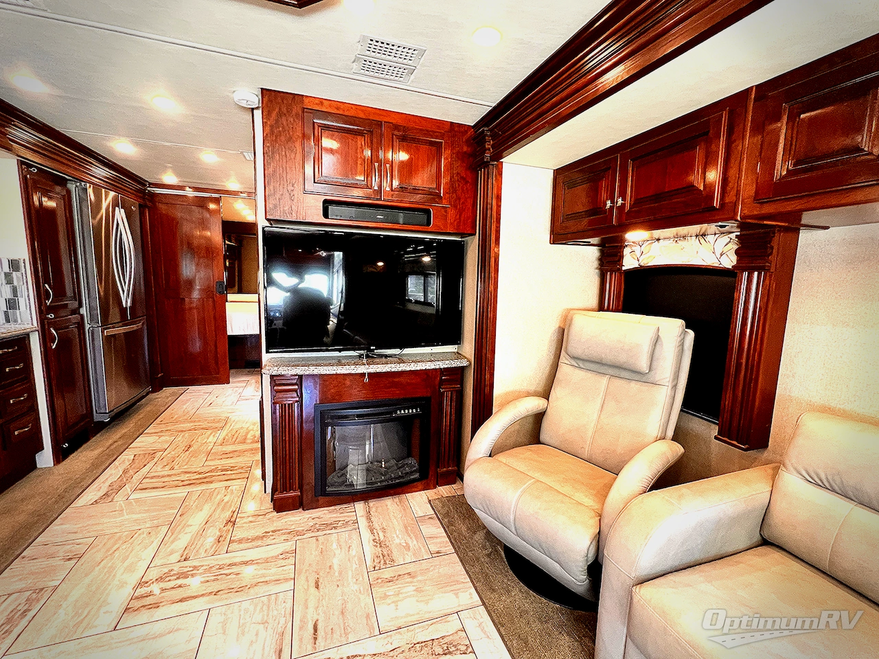 2017 Fleetwood Discovery 39F Photo 9