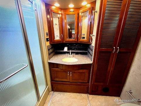 2015 Fleetwood Discovery 40E RV Photo 4