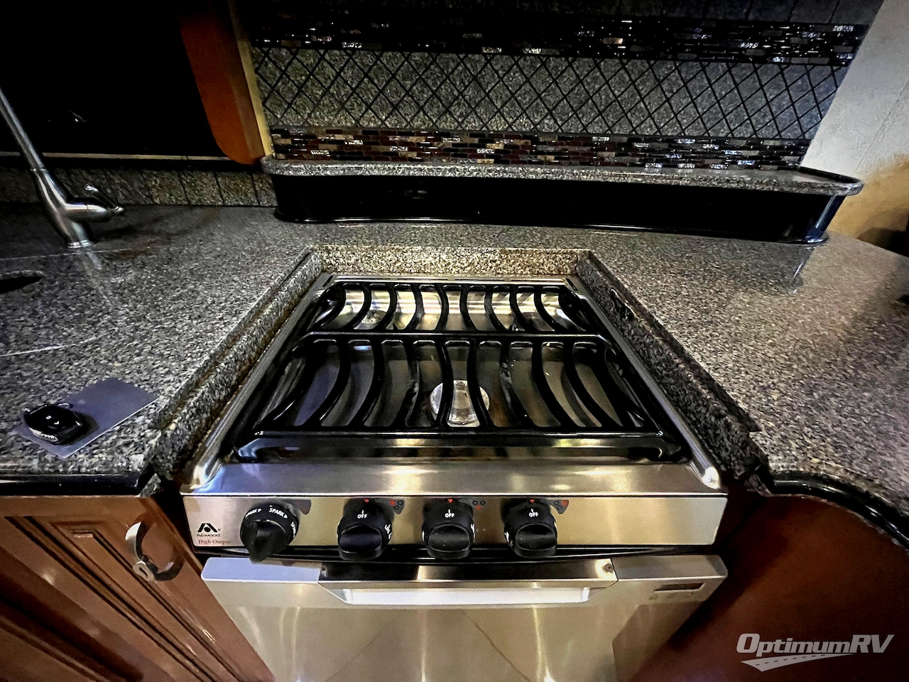2015 Fleetwood Discovery 40E Photo 9