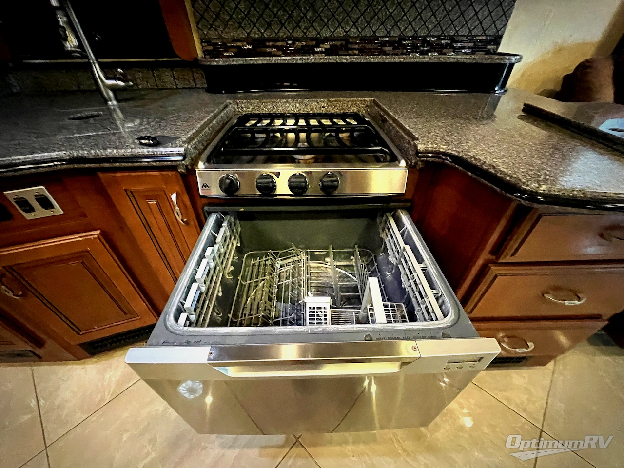 2015 Fleetwood Discovery 40E Photo 10