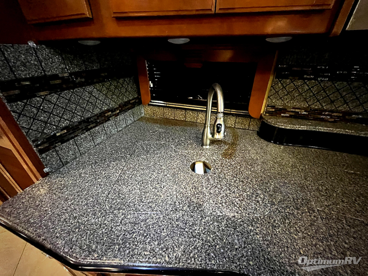 2015 Fleetwood Discovery 40E Photo 11