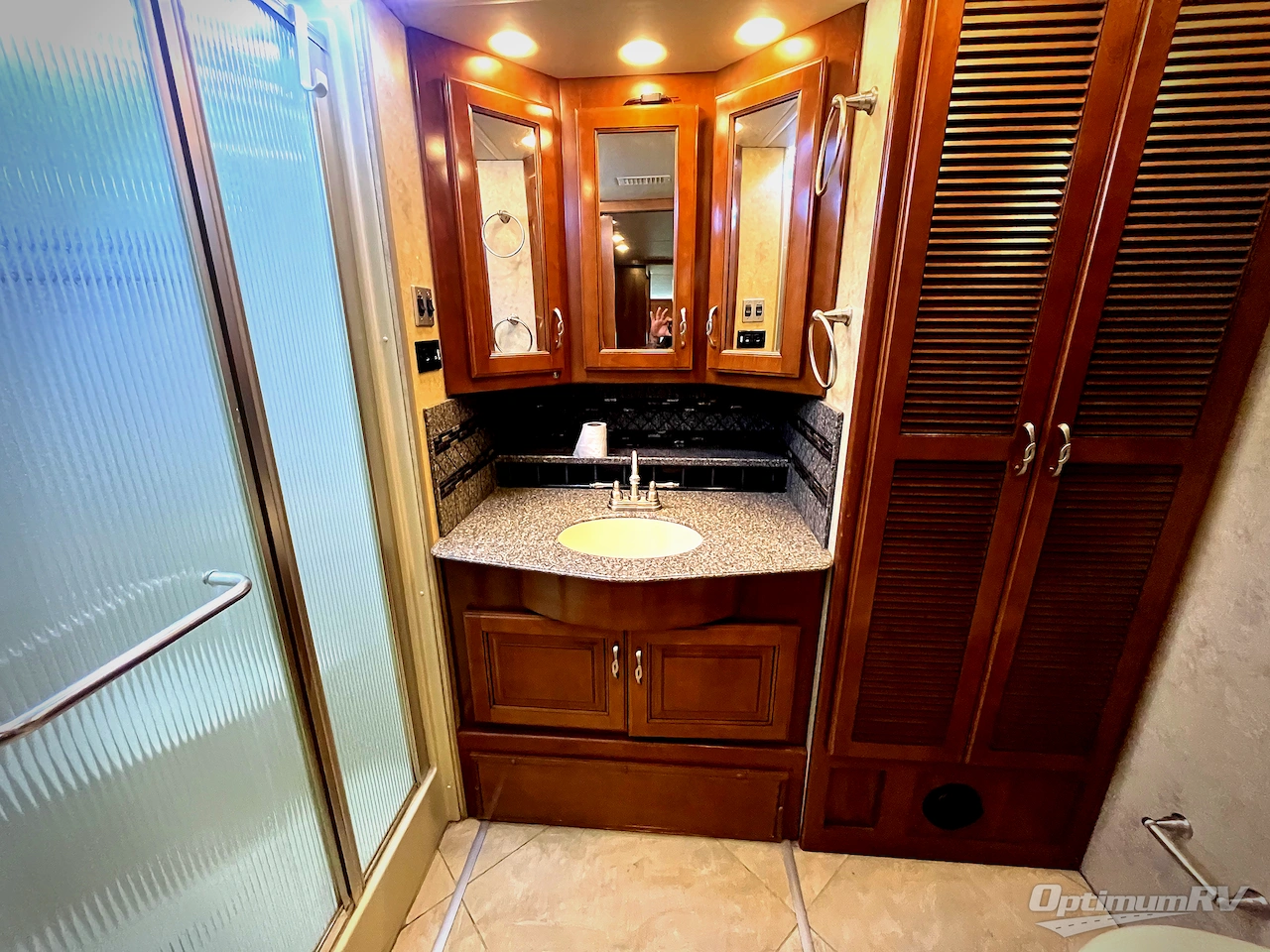 2015 Fleetwood Discovery 40E Photo 19