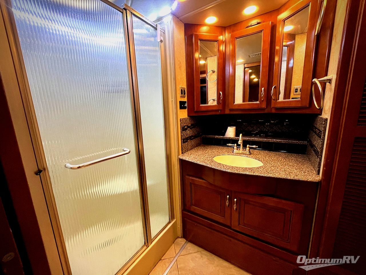 2015 Fleetwood Discovery 40E Photo 21
