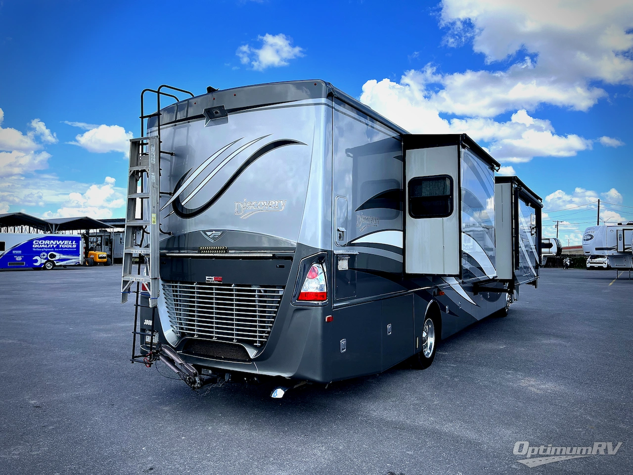 2015 Fleetwood Discovery 40E Photo 2