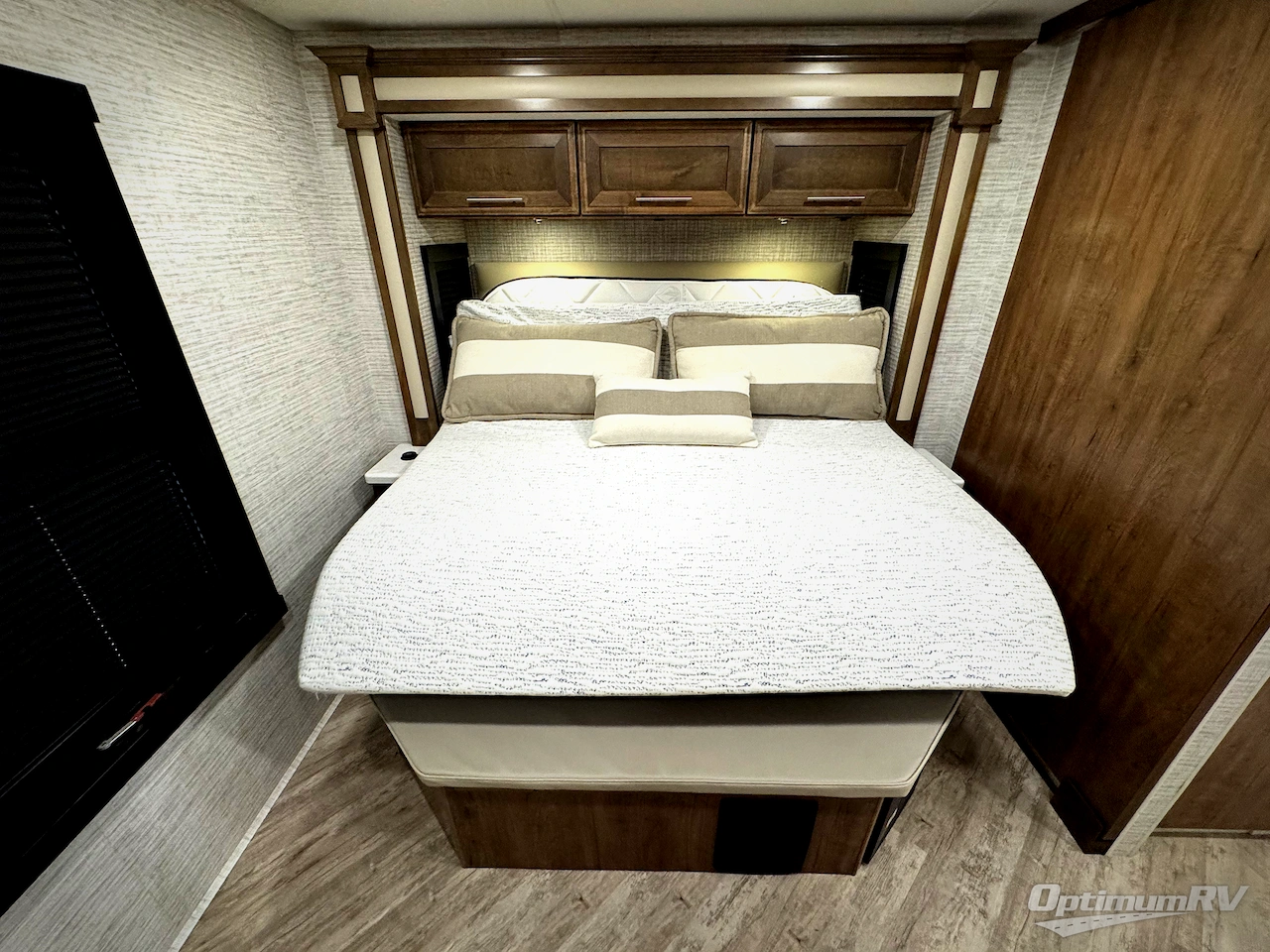 2025 Entegra Accolade 37M Photo 23