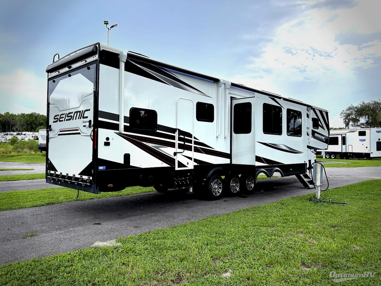 2024 Jayco Seismic 395 Photo 2