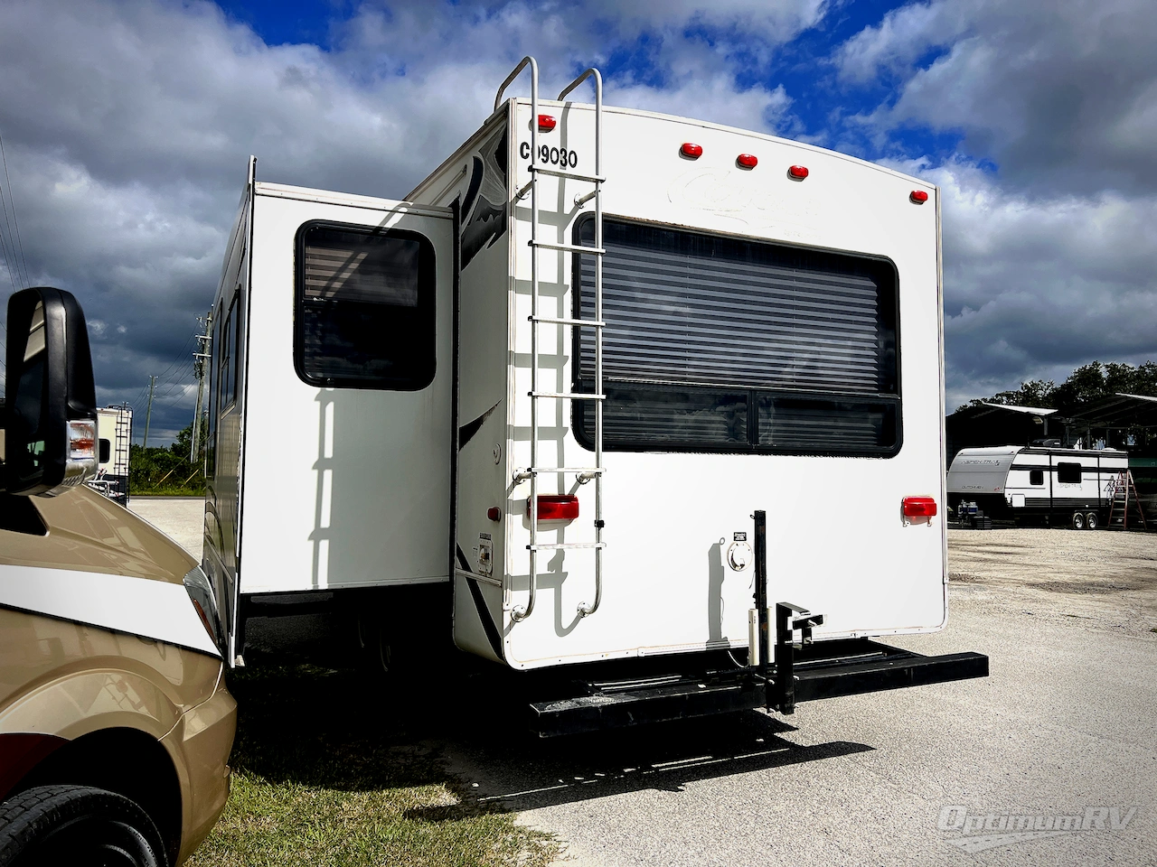 2009 Keystone Cougar 276RLS Photo 2