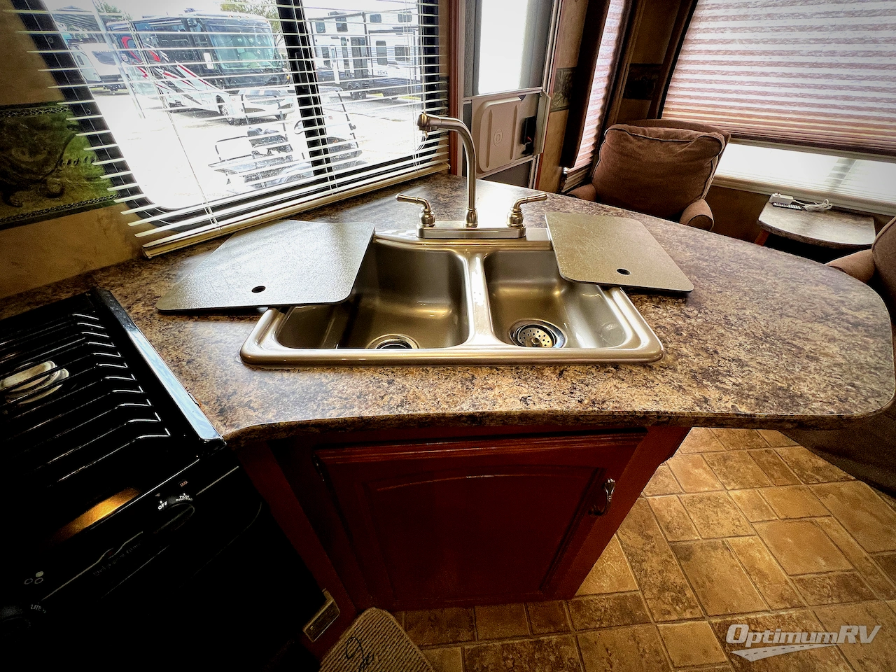 2009 Keystone Cougar 276RLS Photo 11