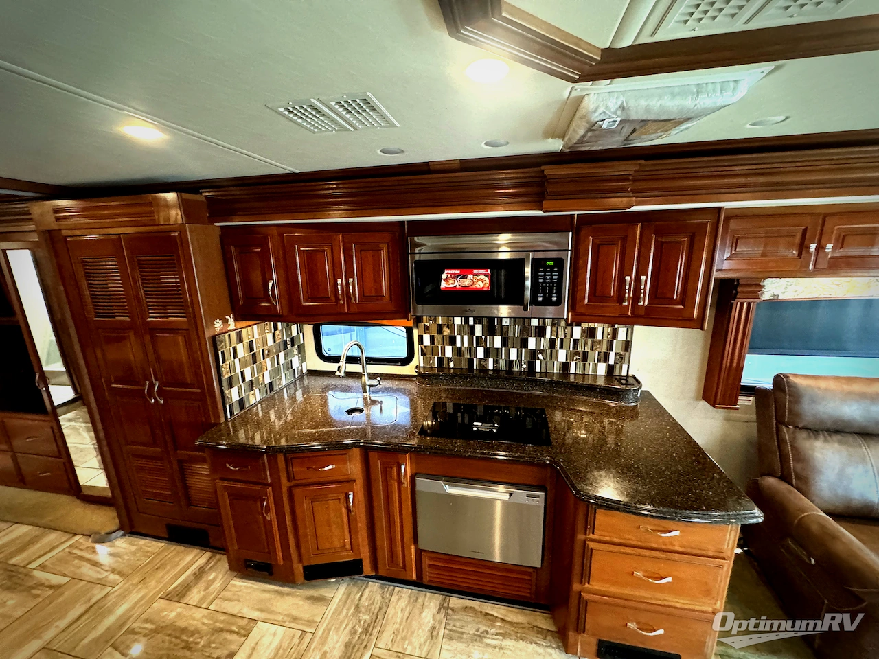 2012 Fleetwood Discovery 40X Photo 9