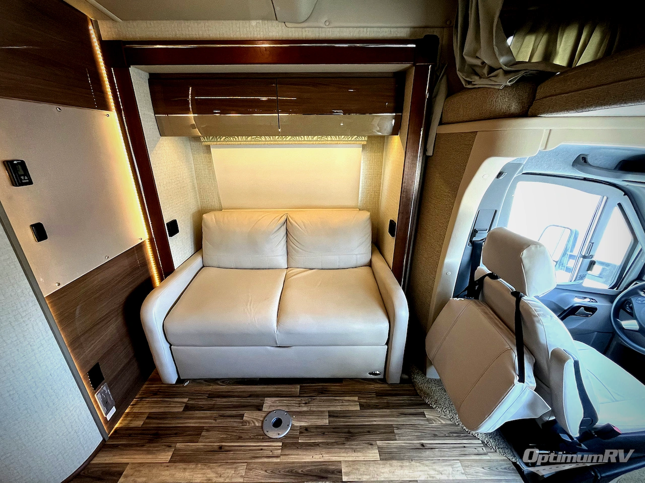 2017 Itasca Navion 24V Photo 1