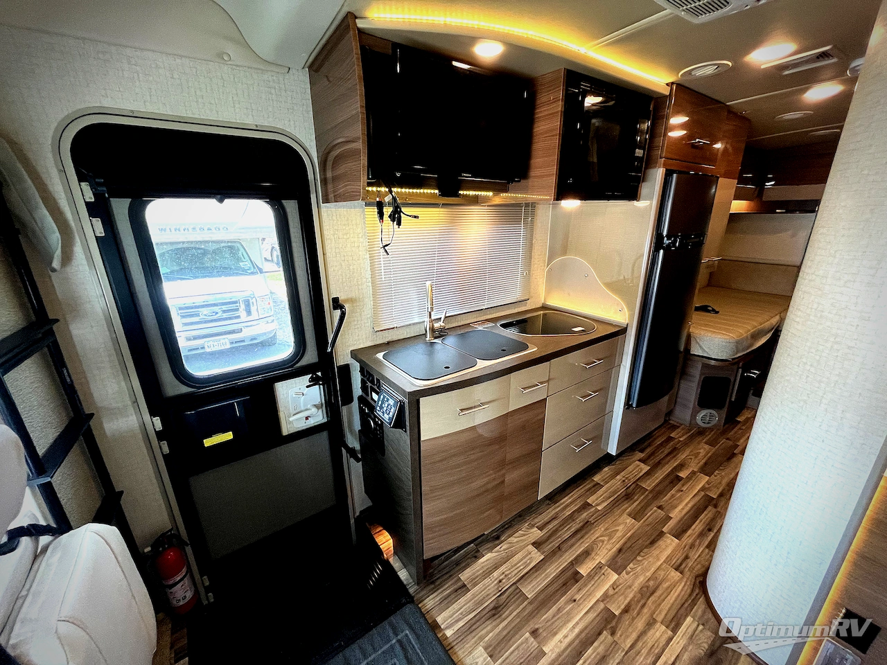 2017 Itasca Navion 24V Photo 3