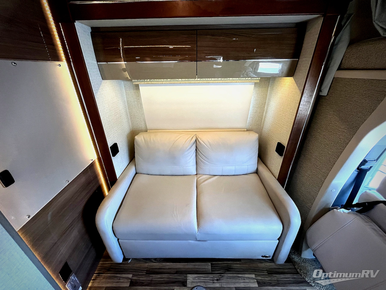 2017 Itasca Navion 24V Photo 7