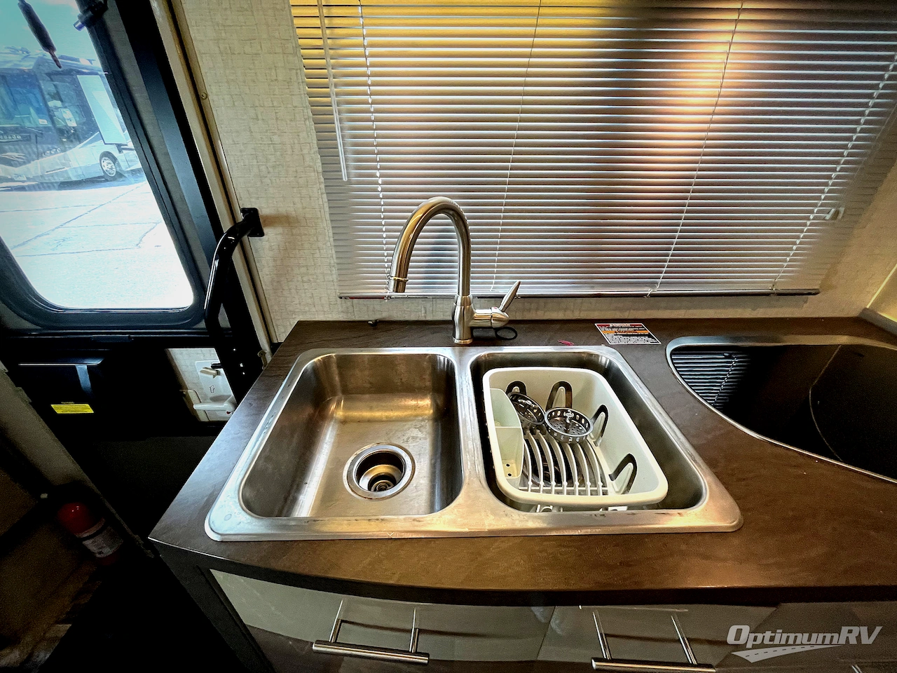 2017 Itasca Navion 24V Photo 9