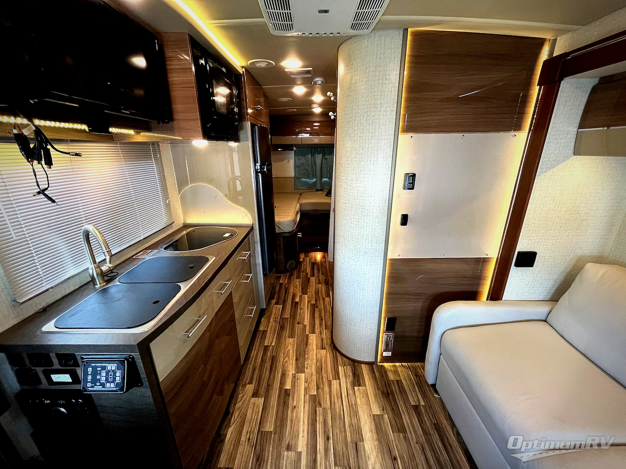 2017 Itasca Navion 24V Photo 5