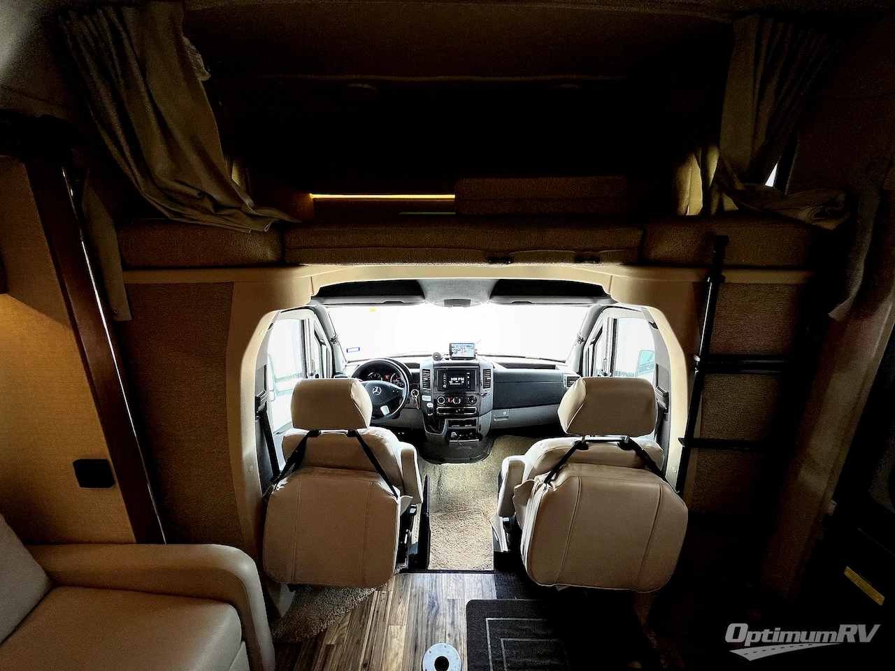 2017 Itasca Navion 24V Photo 7