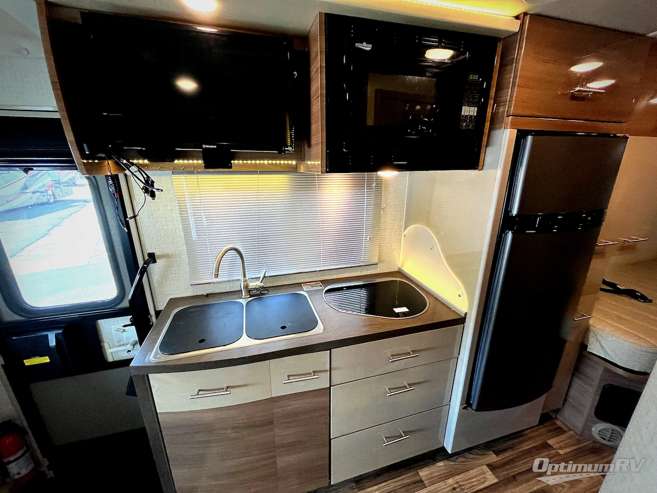 2017 Itasca Navion 24V Photo 11